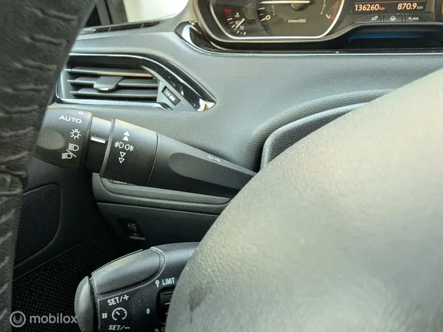 Peugeot 208 1.2 VTi Urban Soul 2013 Benzine 24