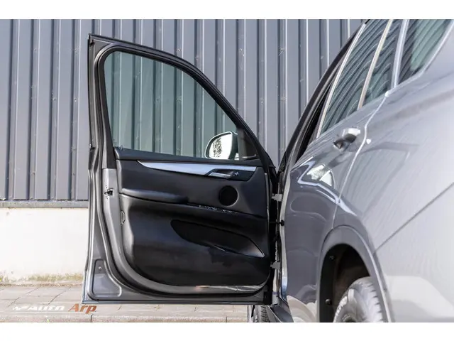 BMW X5 xDrive35i High Executive 2015 Benzine 24