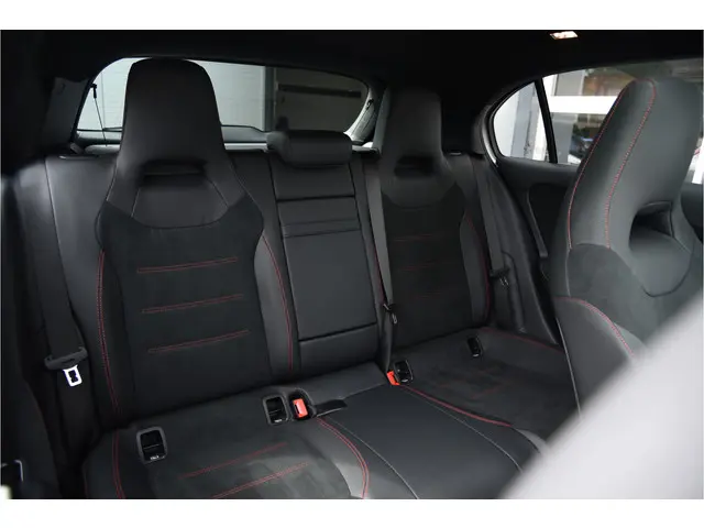Mercedes-Benz A-Klasse 200 AMG Line 2023 Benzine 21