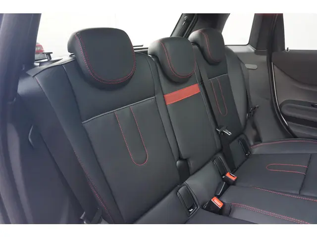 MINI 5-Deurs Cooper 2025 Benzine 10