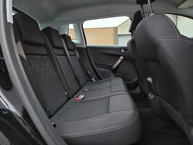 Peugeot 2008 1.2 PureTech Active 2015 Benzine 16