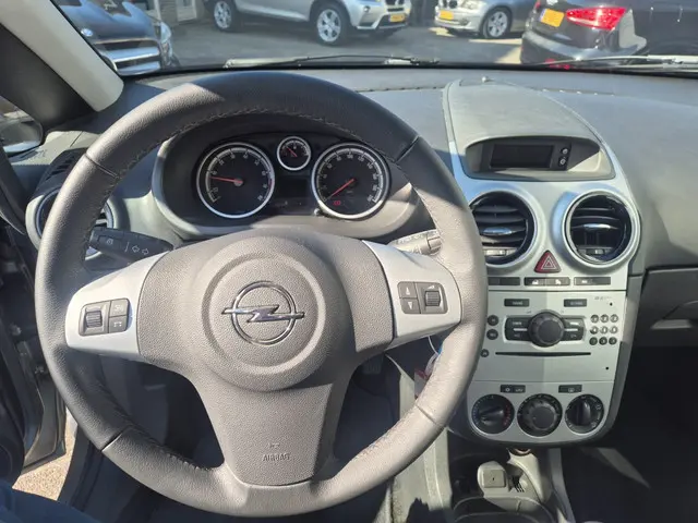 Opel Corsa 1.4-16V Cosmo Nap NL Airco 5 drs 2012 Benzine 2