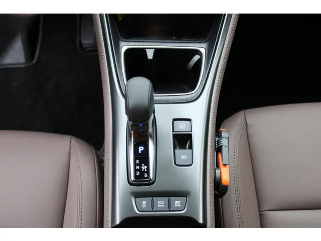 Lexus LBX Elegant 2WD 2025 Hybride Benzine 24