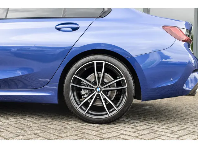 BMW 3 Serie 320i High Executive 2020 Benzine 16