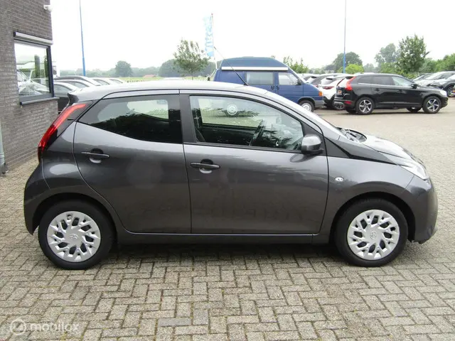 Toyota Aygo 1.0 VVT-i x-play 2021 Benzine 6