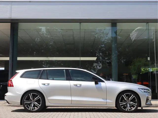 Volvo V60 2.0 T4 R-Design 2020 Benzine 6