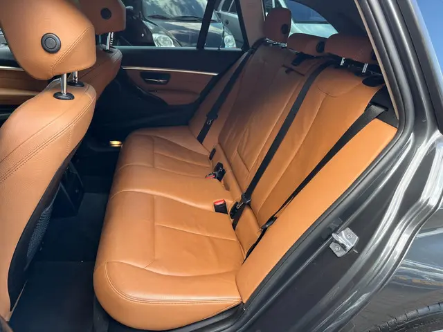 BMW 3 Serie Touring 318i Luxury Edition 2018 Benzine 8