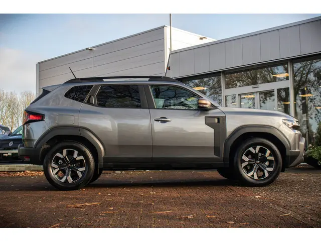 Dacia Duster extreme hybrid 140 2024 Hybride Benzine 8