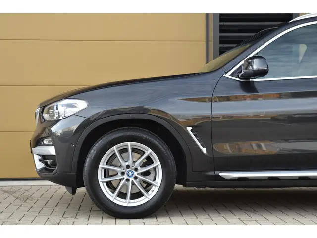 BMW X3 xDrive20i High Executive 2018 Benzine 8