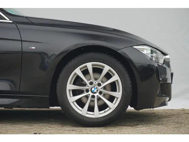 BMW 3 Serie Touring 320i 2017 Benzine 6