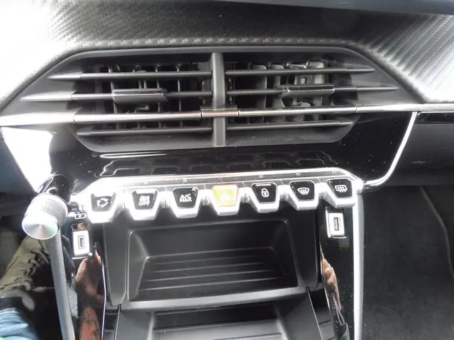 Peugeot 2008 1.2 PureTech Active 2023 Benzine 10