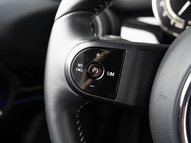 MINI 5-Deurs One Business Edition 2021 Benzine 26