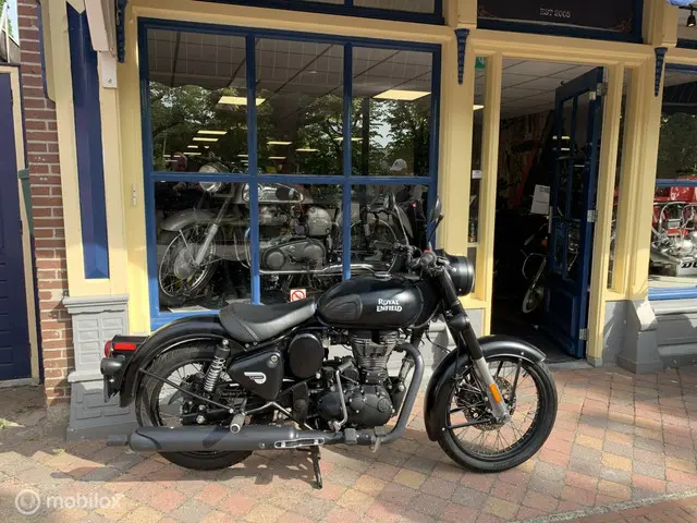 Royal Enfield Classic Squadron Blue 2018 Benzine 4
