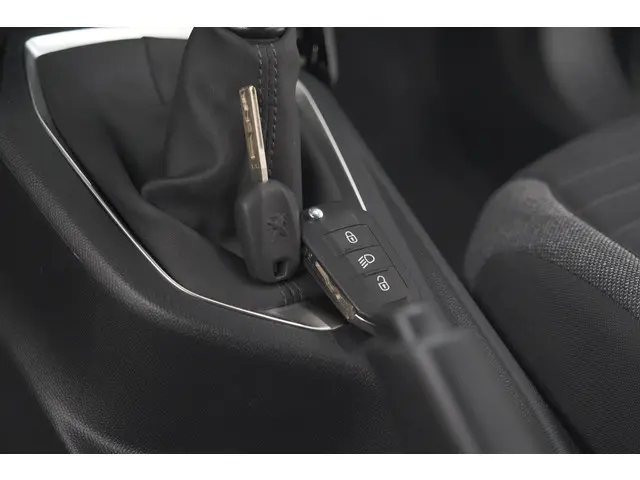 Peugeot 2008 PureTech 130 Active 2023 Benzine 13