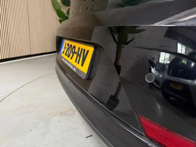 Volkswagen up! 1.0 BMT high up! Airco 2017 Benzine 17