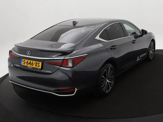 Lexus ES 300h Business Line 2023 Hybride Benzine 13