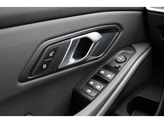 BMW 3 Serie 320i Executive Edition 2020 Benzine 26