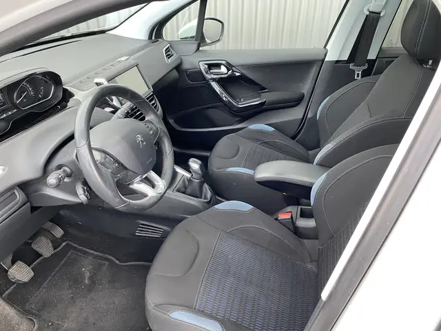 Peugeot 208 1.2 VTi Allure 2013 Benzine 3