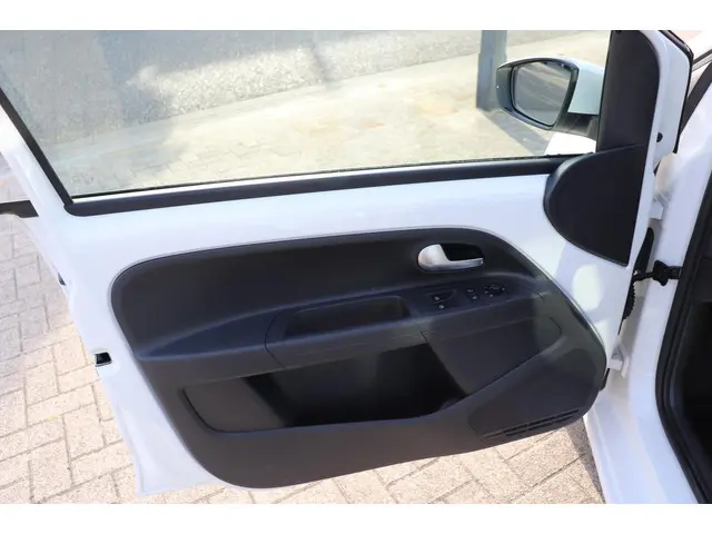 Volkswagen up! 1.0 BMT move up! 2019 Benzine 4