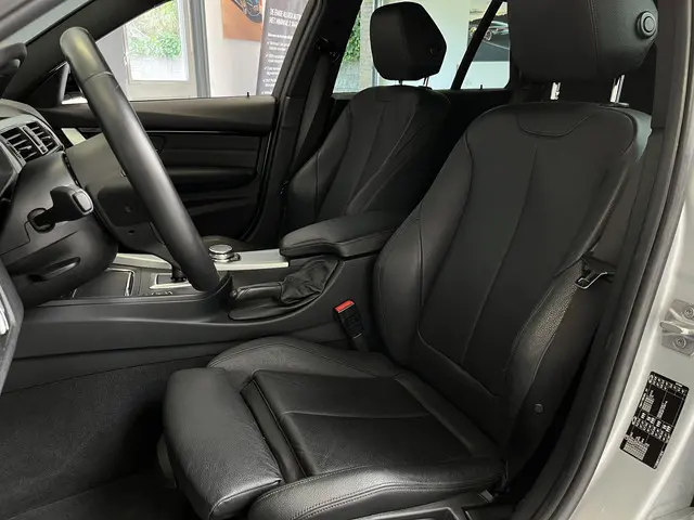 BMW 3 Serie Touring 320i M-sport 2017 Benzine 4