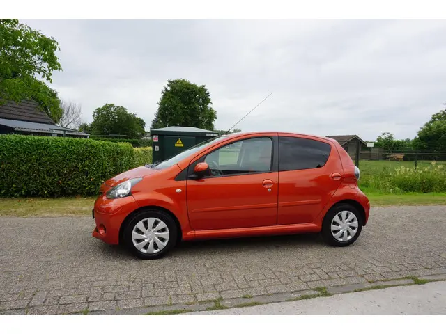 Toyota Aygo 1.0 VVT-i Dynamic Orange 2012 Benzine 3