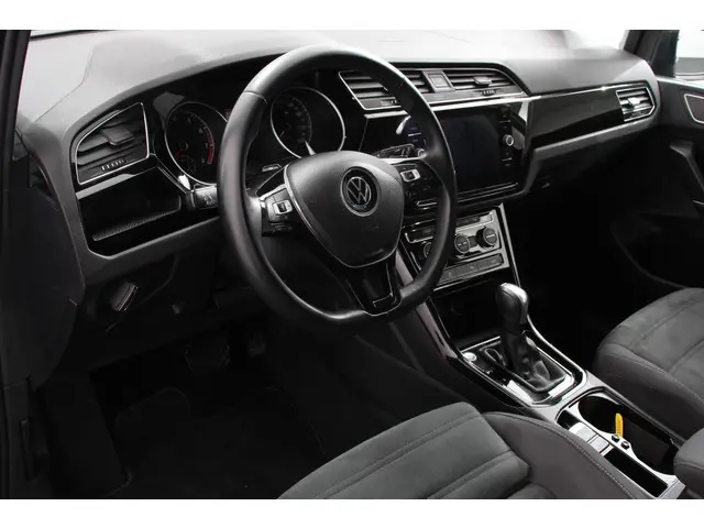 Volkswagen Touran 1.5 TSI DSG Highline 7p 2021 Benzine 7