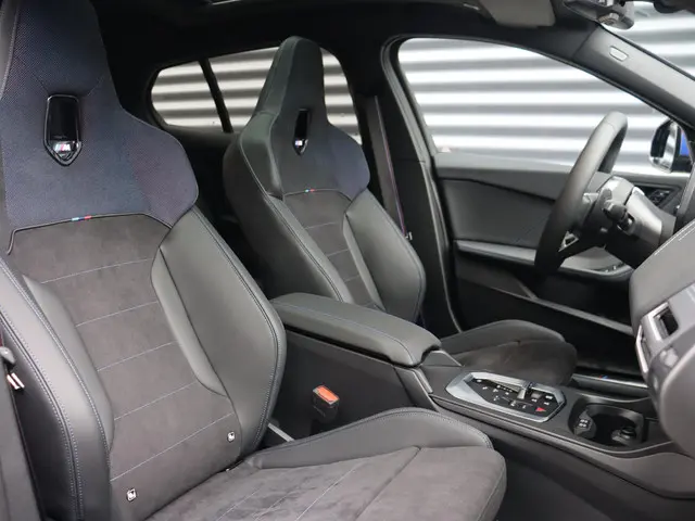 BMW 1 Serie 5-deurs 120 2025 Benzine 8