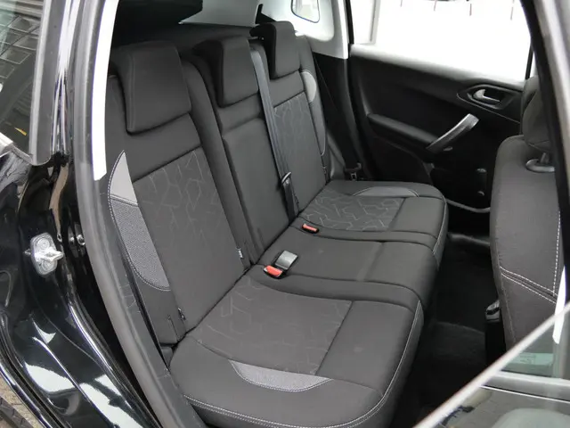 Peugeot 2008 1.2 110PK CARPLAY/ PACK CONNECT 2018 Benzine 7