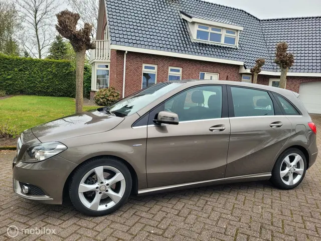 Mercedes-Benz B-Klasse 180, clima, navi. 2012 Benzine
