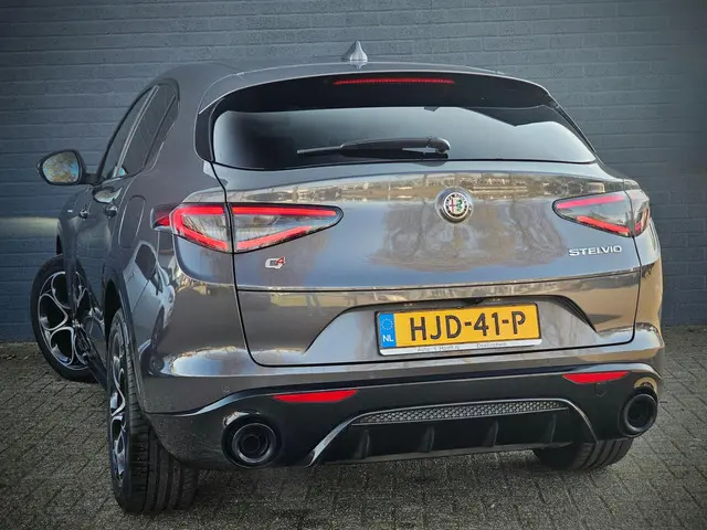 Alfa Romeo Stelvio 2.0 T GME AWD Veloce 2023 Benzine 2