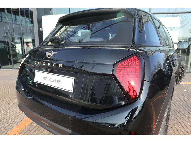 MINI 5-Deurs Cooper C 2025 Benzine 5