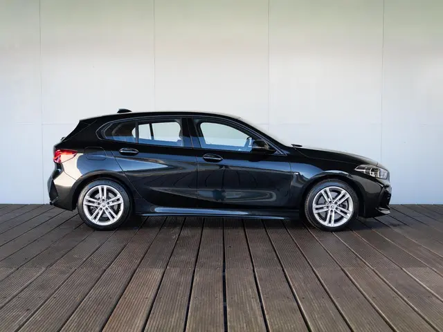 BMW 1 Serie 120i 2022 Benzine 4