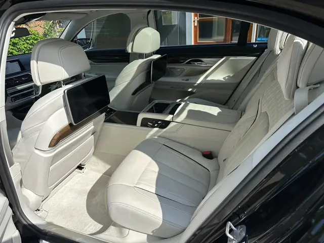 BMW 7 Serie 750Li xDrive High Executive 2017 Benzine 11