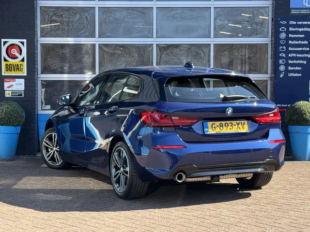BMW 1 Serie 118i Executive Edition 2019 Benzine 38