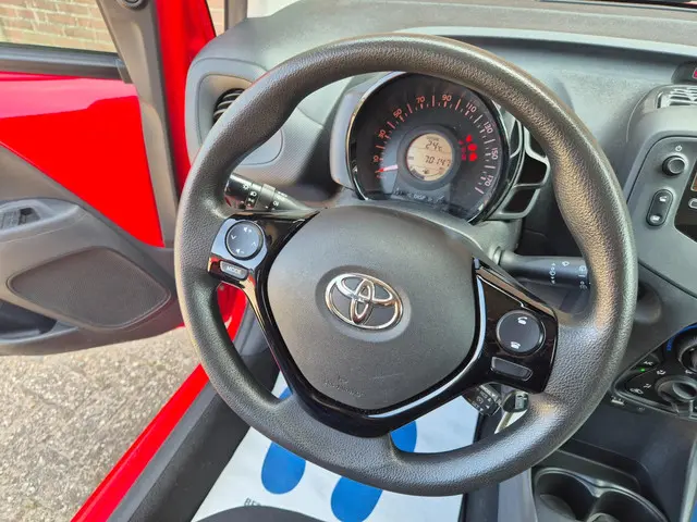 Toyota Aygo 1.0 VVT-i x-fun Airco, Lmv, NAP 2018 Benzine 10