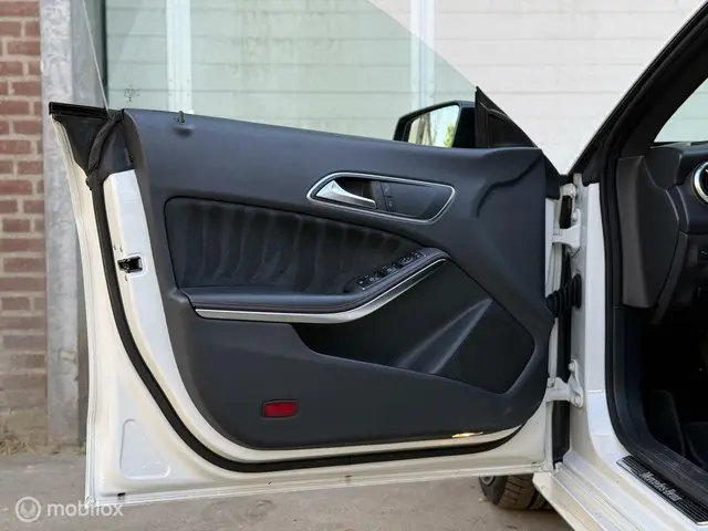 Mercedes-Benz CLA Shooting Brake 180 2015 Benzine 23