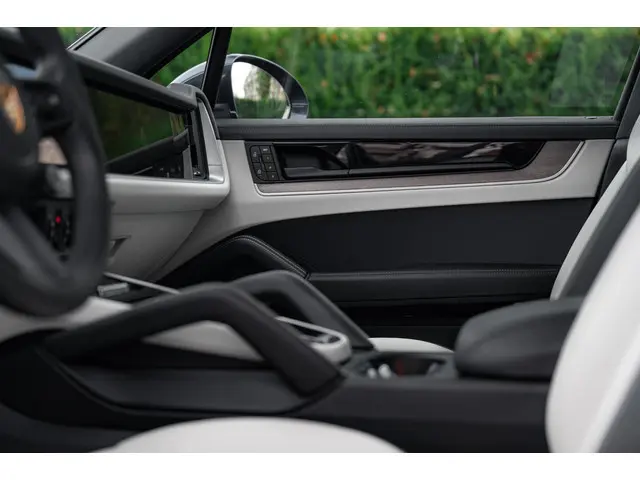 Porsche Cayenne S E-Hybrid 2024 Hybride Benzine 24