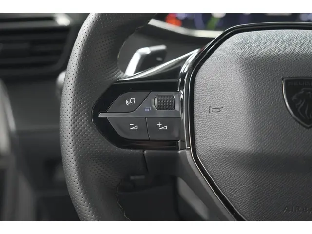 Peugeot 2008 PureTech 130 EAT8 GT 2025 Benzine 36