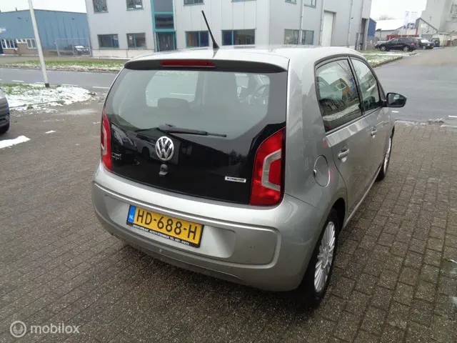Volkswagen up! 1.0 high up! BlueMotion 2015 Benzine 8