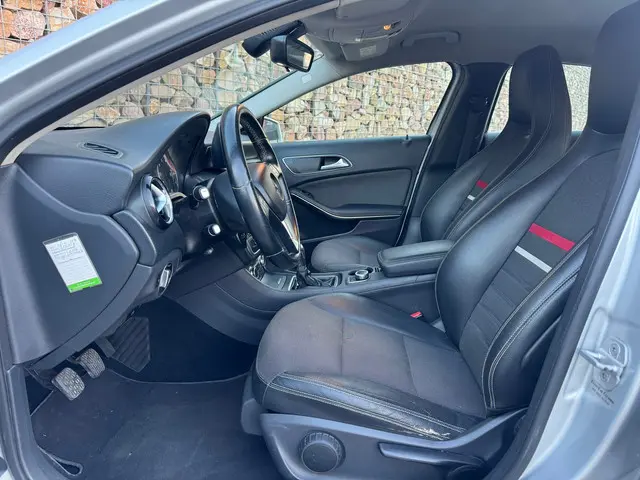 Mercedes-Benz A-Klasse 180 4U3 2013 Benzine 16