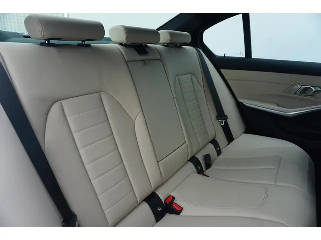 BMW 3 Serie Sedan 320e 2022 Hybride Benzine 9
