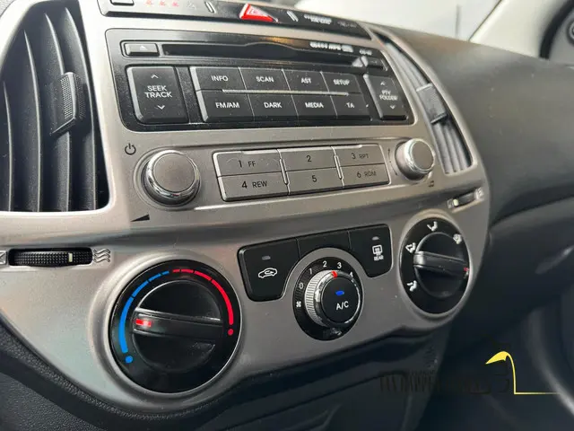 Hyundai i20 1.2i First Edition / APK 10-2026 2013 Benzine 19