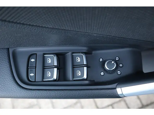 Audi Q2 35 TFSI S EDITION 2024 Benzine 18