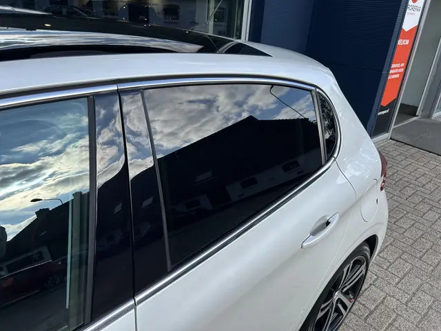 Peugeot 208 1.2 Turbo 110PK GT-line 2018 Benzine 33