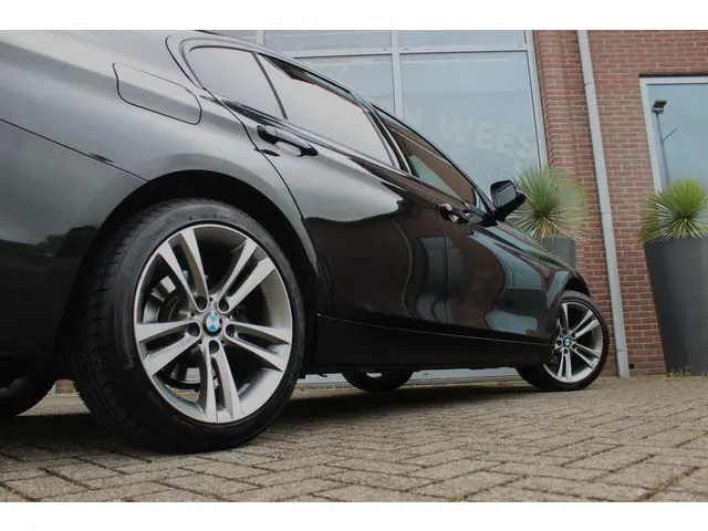 BMW 3 Serie 316i Executive 2013 Benzine 21