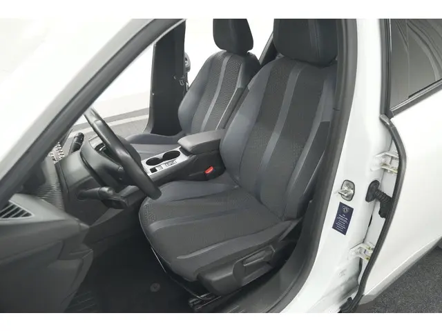 Peugeot 2008 PureTech 130 Allure 2020 Benzine 25