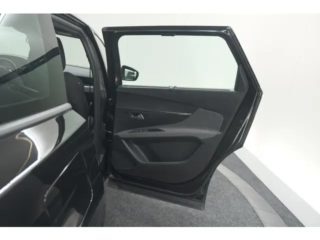 Peugeot 5008 PureTech 130 EAT8 Active Pack 2023 Benzine 69