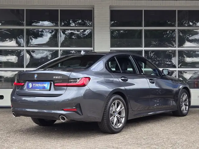 BMW 3 Serie 320i Executive Edition 2019 Benzine 8