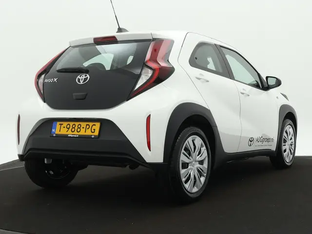 Toyota Aygo X 1.0 VVT-i MT Play 2023 Benzine 2