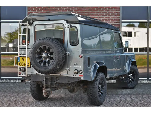 Land Rover Defender 2